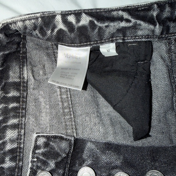 Stylish Black Distressed Jean Shorts - Picture 2 of 3